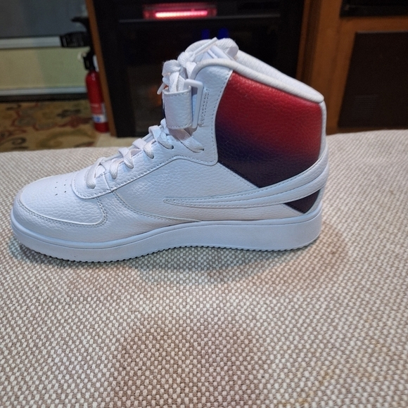 Fila High Tops men\'s size 7.5 NWOT. White with red ombre accent.